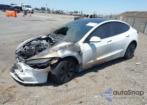 2025 Tesla Model 3 Long Range Rear-Wheel Drive z USA, uszkodzony, nr VIN 5YJ3E1EA6SF014611